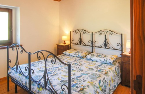 Pievefavera Maison | You will be greeted by a beautiful stone house with many amenities overlooking Lago di Borgiano.