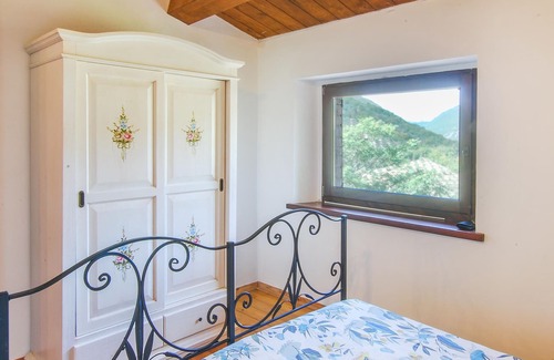 Pievefavera Maison | You will be greeted by a beautiful stone house with many amenities overlooking Lago di Borgiano.