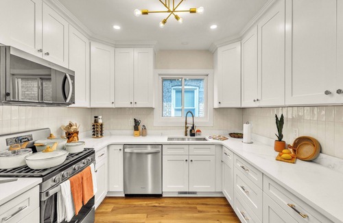 Brookfield Maison | Your Chicago Hub~ 4 minute Walk to Train~ Pets OK