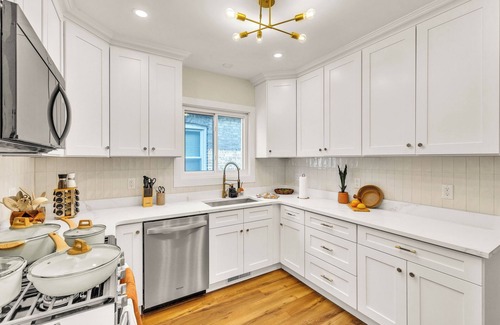 Brookfield Maison | Your Chicago Hub~ 4 minute Walk to Train~ Pets OK