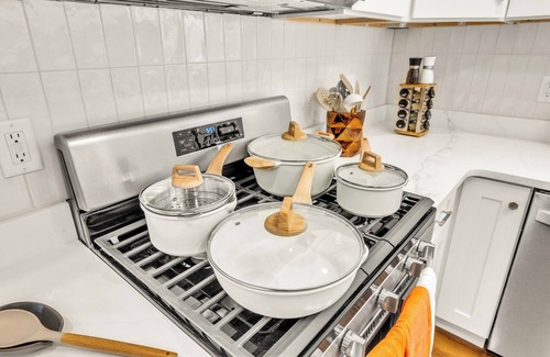 Brookfield Maison | Your Chicago Hub~ 4 minute Walk to Train~ Pets OK