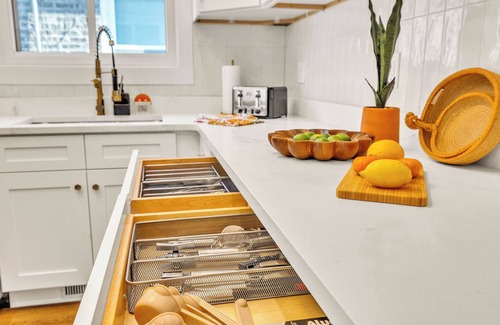 Brookfield Maison | Your Chicago Hub~ 4 minute Walk to Train~ Pets OK