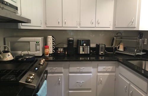Ross Township Maison | Your Comfy Home in Pittsburgh with King beds and free parking