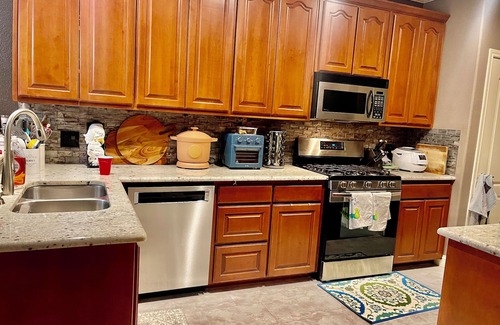 Euless Maison | Your Cozy Home Away from Home, in a gated neighborhood!