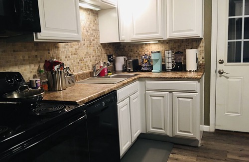 Ross Township Maison | Your Cozy Home in Pittsburgh w/King bed & Free Parking