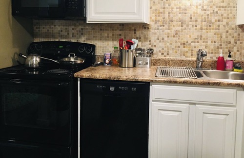 Ross Township Maison | Your Cozy Home in Pittsburgh w/King bed & Free Parking