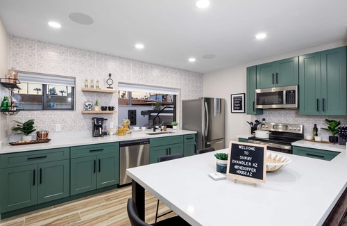 Downtown Maison | Unbeatable Location, VR Tour, Outdoor Pool, BBQ, and Much More!