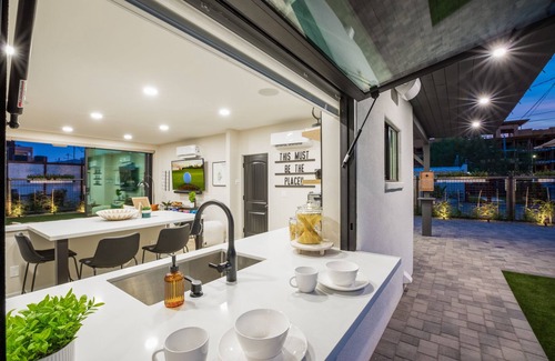 Downtown Maison | Unbeatable Location, VR Tour, Outdoor Pool, BBQ, and Much More!