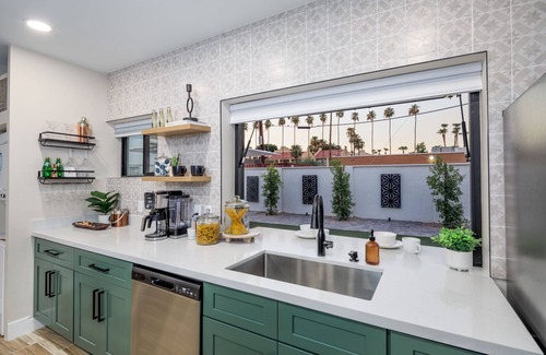 Downtown Maison | Unbeatable Location, VR Tour, Outdoor Pool, BBQ, and Much More!