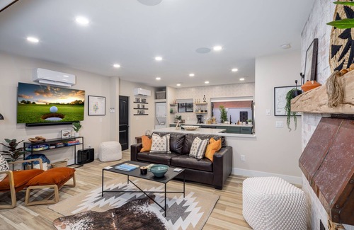 Downtown Maison | Unbeatable Location, VR Tour, Outdoor Pool, BBQ, and Much More!