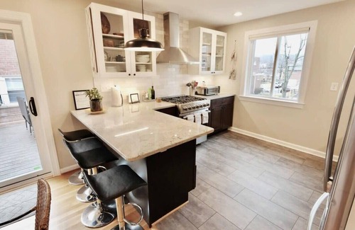 Northeast Maison | Your Happy Place Entire Home - With Parking!