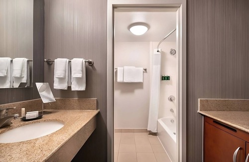 Camelback East Hôtel | Your Home Away From Home! w/ Outdoor Pool, Close to Historic Heritage Square