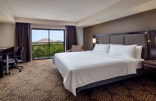 Camelback East Hôtel | Your Home Away from Home | Pool, Pet-Friendly, and Relaxing Outdoor Space