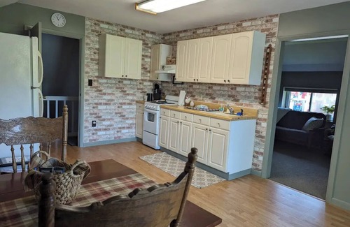 East Homer Maison | Your Home away from Home! Conveniently, centrally located, village home