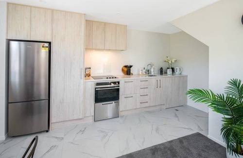 Lower Hutt Maison | Your Home for Night, or a Month!