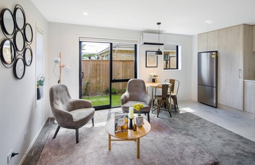 Lower Hutt Maison | Your Home for Night, or a Month!