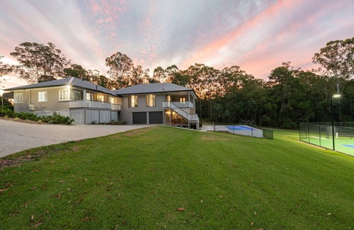 Glass House Mountains Maison | Your luxury retreat, tucked beneath the Glass House Mountains.