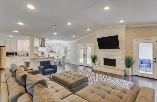 Dallas Maison | Your Modern and Bright Home w Private Pool