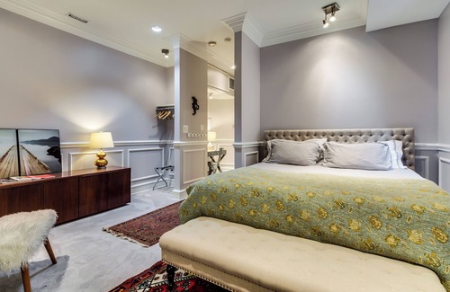 East Village Lit Et Petit-Déjeuner | Your Own 8 Bedroom Private Inn and Event Space, Urban Garden Included