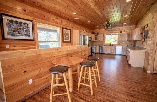 Tannersville Maison | ***Your Own Lodge***