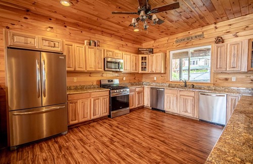 Tannersville Maison | ***Your Own Lodge***