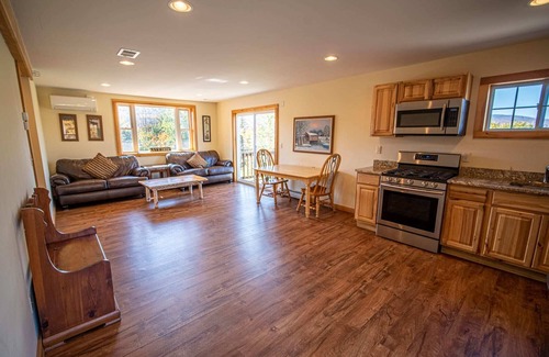 Tannersville Maison | ***Your Own Lodge***