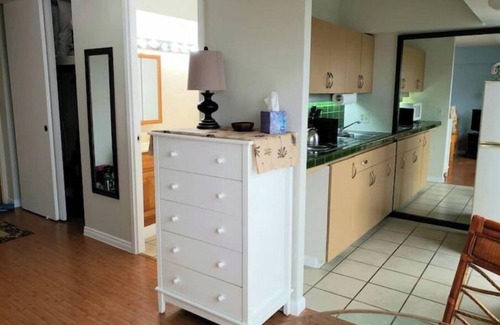 McCully - Moiliili Copropriété | Your own Treasure close to the Beach, shopping and centrally located.