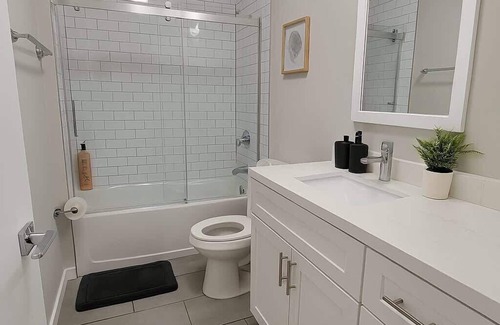Near West Side Appartement | Your Perfect 2BR Home w/ Parking