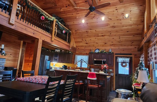 White Haven Cabine | Your Perfect Mountain Getaway! Relax at "Lost and Found" Quiet Secluded Peaceful