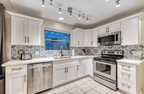Deer Valley Maison | YOUR private Remodeled Desert Getaway with Heated Pool!