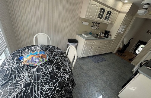 Hauppauge Maison | Your Quiet Home Away from Home – 3BR Oasis with Amenities