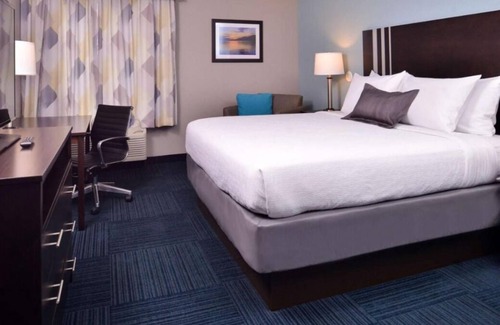 Blaine Maison | Your Relaxing Getaway Awaits! Free Breakfast and Parking, Onsite Dining