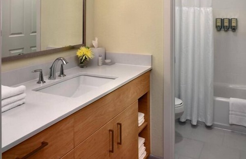 Andover Hôtel | Your Relaxing Getaway Awaits! Perfect for Merrimac River Frontage! Outdoor Pool!