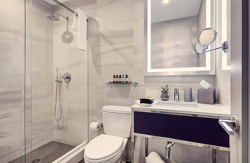 Financial District Hôtel | Your Relaxing Getaway Awaits! Short Drive to South Street SeaPort & Battery Park