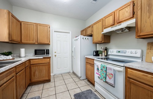 Gainesville Maison | Your UF Getaway: 1 Block from Campus & Stadium - 4 BD Haven