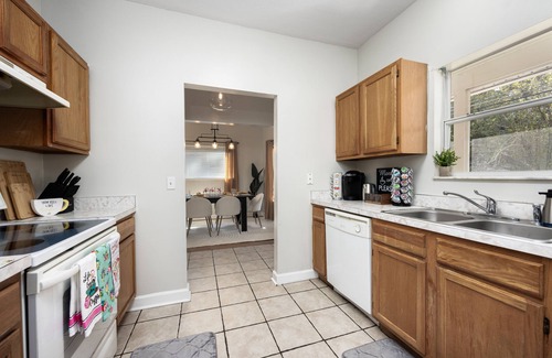 Gainesville Maison | Your UF Getaway: 1 Block from Campus & Stadium - 4 BD Haven
