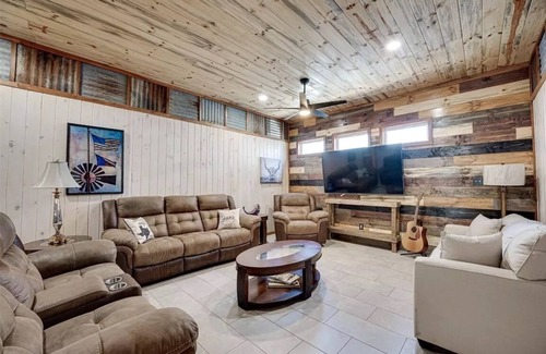Waxahachie Autre | Your Ultimate Texas Retreat with Stunning Views, Hot Tub, Game Room, and More!