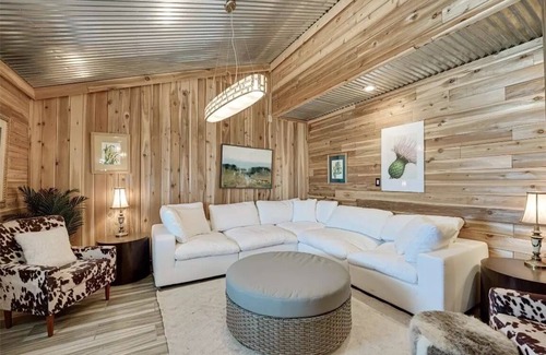 Waxahachie Autre | Your Ultimate Texas Retreat with Stunning Views, Hot Tub, Game Room, and More!