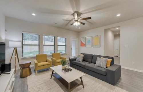Cedar Crest Maison | Your Vibrant Dallas Getaway Home