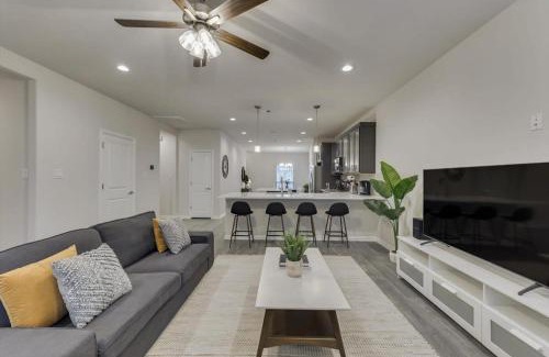Cedar Crest Maison | Your Vibrant Dallas Getaway Home