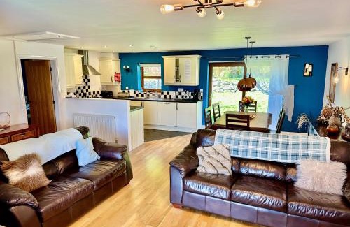 Llanddaniel Fab Maison | Yr Encil