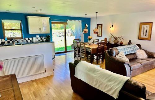 Llanddaniel Fab Maison | Yr Encil