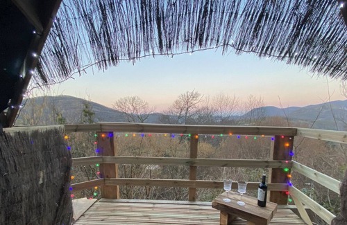 Crechets Lit Et Petit-Déjeuner | Yurt Shambala with a Private Hot Tub with treehouse skydeck and BBQ!