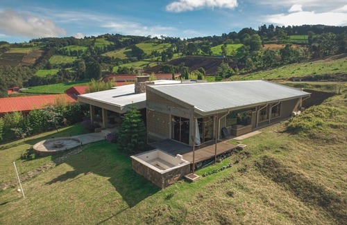 Alfaro Ruiz Maison | Zarcero Zen Mountain Lodge - Spacious modernized countryside home, FAST wifi