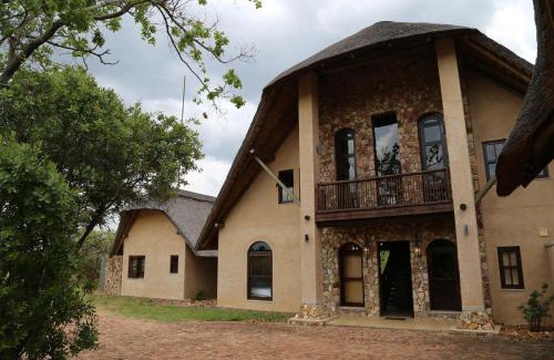 Leeupoort Maison | Zebula 7 Bedroom with Mountain Views – Z127