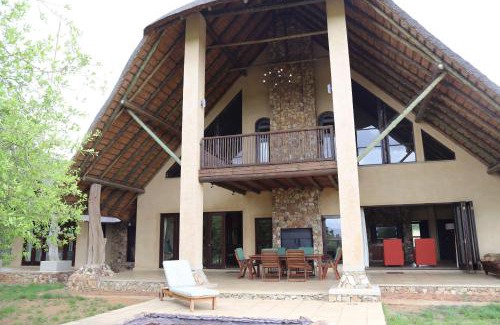Leeupoort Maison | Zebula 7 Bedroom with Mountain Views – Z127