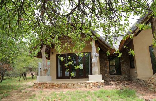 Leeupoort Maison | Zebula 7 Bedroom with Mountain Views – Z127