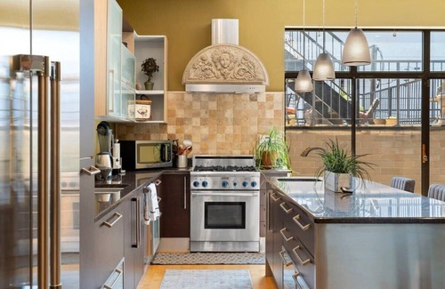 Heart of Chicago Maison | Zen Oasis of Elegance: Expansive Executive Home