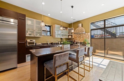 Heart of Chicago Maison | Zen Oasis of Elegance: Expansive Executive Home