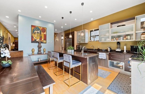 Heart of Chicago Maison | Zen Oasis of Elegance: Expansive Executive Home